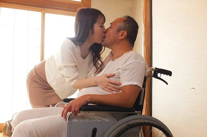 Người tình của con trai hiếu thảo chăm sóc bố chồng tàn tật